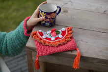 Load image into Gallery viewer, Crochet clutch fannypack by Pollevie