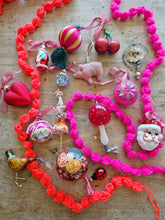 Cargar imagen en el visor de la galería, bobbelketting kerst/ Bobble garland
